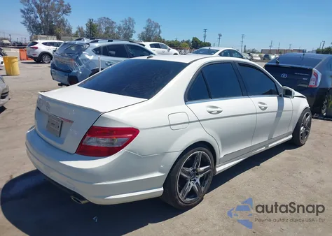 2010 Mercedes-Benz C 300 Luxury/Sport z USA, uszkodzony, nr VIN WDDGF5EB5AR109724